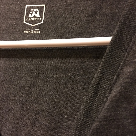 Woman’s L Graphic Tee - Picture 4 of 4